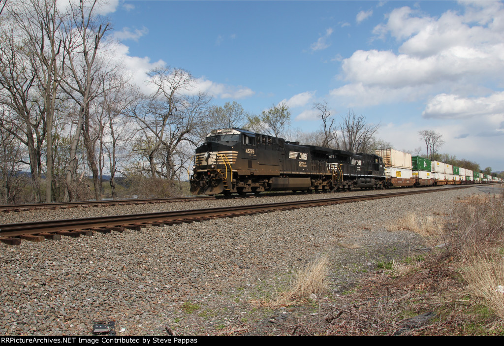 NS 4599 and 4778 with an intermodal train at Cove PA